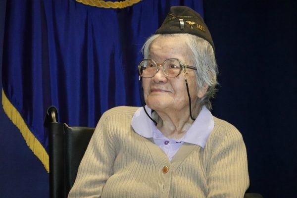 Elsie Seetoo peraih penghargaan Medali Emas Kongres untuk veteran perang dunia II tionghoa-amerika