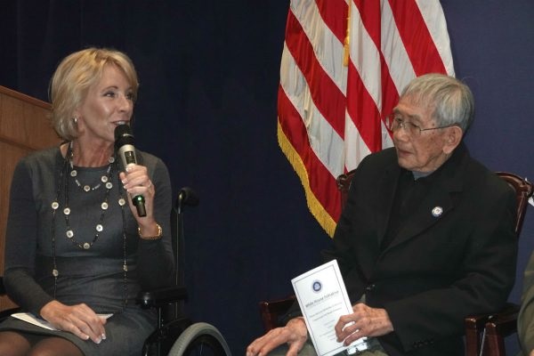 James Eng peraih penghargaan Medali Emas Kongres untuk veteran perang dunia II tionghoa-amerika