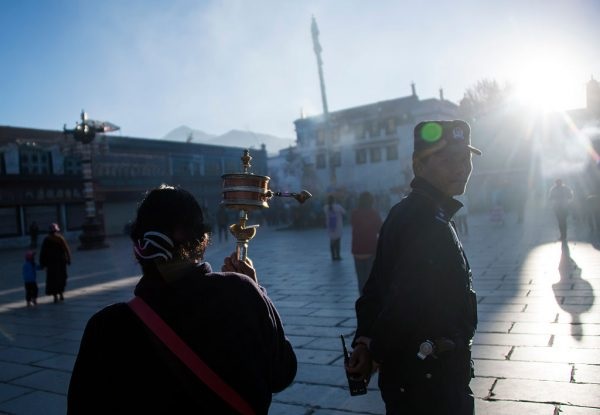 budaya tibet mau disirnakan oleh partai komunis tiongkok diganti dengan budaya ideologi komunis