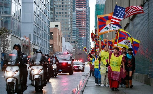 budaya tibet mau disirnakan oleh partai komunis tiongkok diganti dengan budaya ideologi komunis